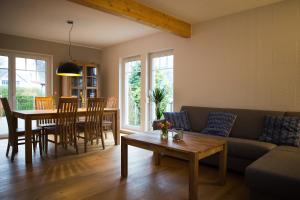 青斯特H24ZINGST - Das Ferienhaus的客厅配有沙发和桌子