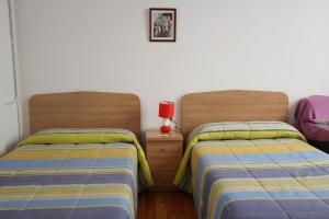 莱昂巴戎寺旅馆的卧室内两张并排的床