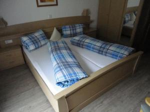 ImsterbergGasthof Alpenrose的床上有2个枕头