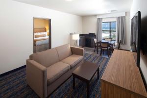波尔森波尔森红狮水岭酒店和套房的带沙发的客厅和卧室