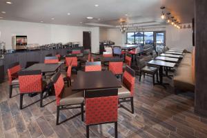 波尔森波尔森红狮水岭酒店和套房的餐厅内带桌椅的用餐室