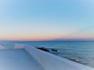 贾迪尼-纳克索斯奥菲斯酒店的从大楼边缘欣赏海景