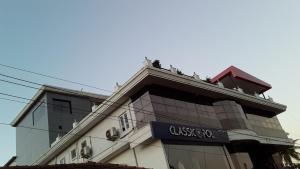 KalasaHotel Mudra Midtown Suites & Rooms的坐在大楼顶部的人