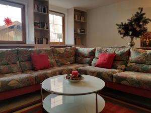 圣沃尔夫冈豪斯西加藤酒店的客厅配有沙发和桌子