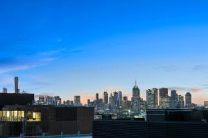 墨尔本南雅拉区公寓的黄昏时可欣赏到城市天际线的景色