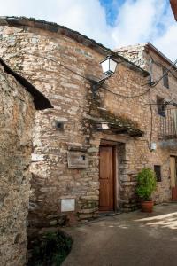 皮诺夫兰克阿多Casa Zambrana的一座古老的石头建筑,设有木门