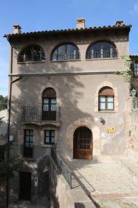 MuraCal Vidal的一座古老的石头房子,设有三扇窗户和一扇门