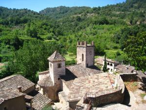 MuraCal Vidal的享有村庄空中美景,设有钟楼