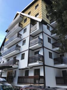 科帕奥尼克Apartment Koko的白色的建筑,旁边设有阳台