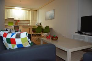 马德里For You Rentals Barrio del Pilar apartment SAR28的客厅配有沙发和桌子