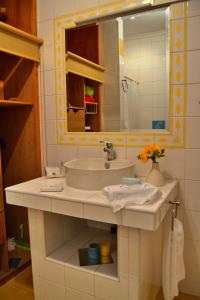 富尔纳斯Apartamento Silveira的一间带水槽和镜子的浴室