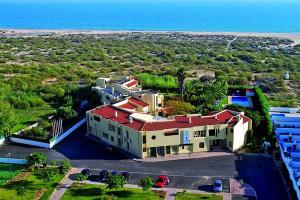 曼塔罗塔Praia da Lota Resort – Beachfront Hotel的海滩上房屋的空中景致
