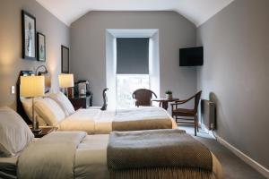邓莱里哈丁顿酒店的酒店客房,设有两张床和一张沙发