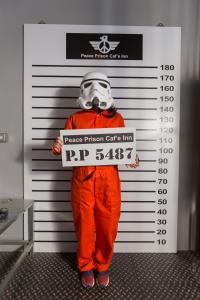 花莲市和平公獄監獄文旅 近東大門夜市 Peace Prison Cafe Inn的身穿宇航员服装,手持标志的人