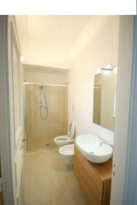 法萨诺Appartamento Giardinelli - Vale的一间带两个盥洗盆、淋浴和卫生间的浴室