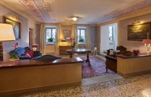 科莫艾尔伯格泰尔密努斯酒店的客厅配有沙发和桌子