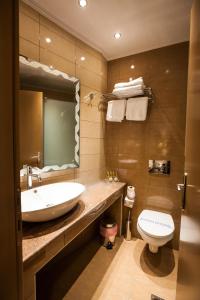 兹拉马马利安纳酒店的一间带水槽和卫生间的浴室
