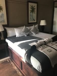 Verulam查莫伊旅馆的卧室配有带白色枕头的大床