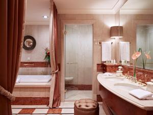 维也纳Grand Hotel Wien的带浴缸、水槽和淋浴的浴室