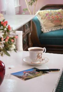 五月岬郡The Queen Victoria的桌上的咖啡和笔