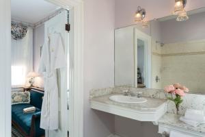 五月岬郡The Queen Victoria的一间带水槽和镜子的浴室