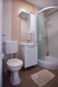 大戈里察London Rooms Zagreb Airport的浴室配有卫生间、盥洗盆和淋浴。
