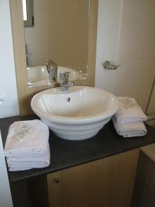 内拉克Résidence Goélia Aquaresort的浴室设有白色水槽和镜子