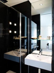 苏黎世VISIONAPARTMENTS Waffenplatzstrasse - contactless check-in的浴室配有盥洗盆和浴缸。