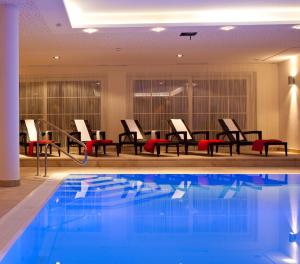 卡普伦AvenidA Mountain Resort by Alpin Rentals的一座配有桌椅的酒店游泳池