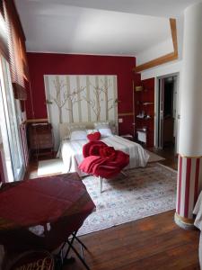 米兰复地之屋旅馆的一间卧室配有一张红色墙壁的床