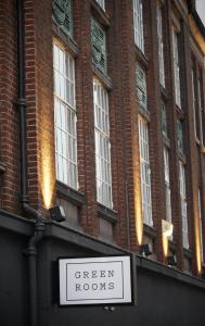 伦敦绿色客房酒店的砖楼前的标志,有窗户