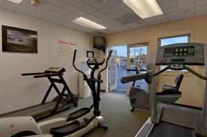 安吉利斯港Red Lion Hotel Port Angeles Harbor的一间健身房,里面设有跑步机和椭圆机