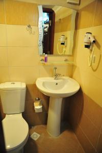 Guzelyurt奥斯玛诺格鲁酒店的浴室配有白色卫生间和盥洗盆。