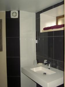 维莱费里勒卫杰苏雷维尼酒店的一间带水槽和镜子的浴室