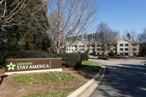 罗利Extended Stay America Suites - Raleigh - Midtown的街道前的标志