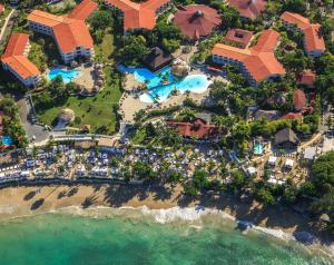 圣斐利-银港Lifestyle Tropical Beach Resort & Spa All Inclusive的享有度假村和海滩的空中景致