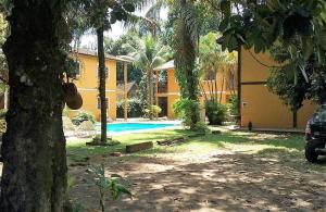 博西坎加Apartamento em Condomínio Praia de Boiçucanga Litoral Norte的庭院中带游泳池的房子