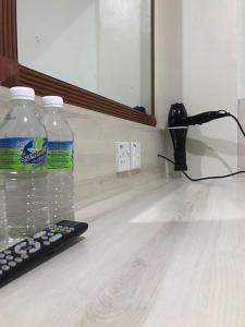 怡保淡汶酒店的一瓶水和一个遥控器