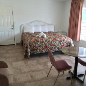 威尔伍德克拉斯特Pyramid Resort Motel的卧室里设有一张床,上面有一只动物