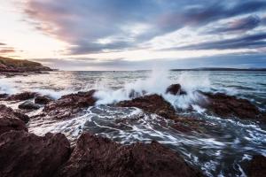 梅林布拉梅林布拉海岸度假酒店的海浪在岩石上坠落,