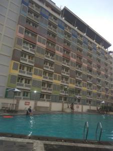 德波DSR马尔贡达2号公寓的大型公寓大楼前的游泳池