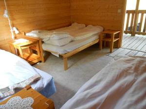 埃克勒索德哈根露营酒店的小木屋内带两张床的房间