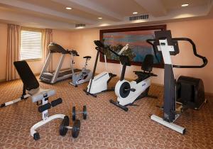 圣巴巴拉圣巴巴拉胜佰德旅舍的健身房设有数辆健身自行车和电视