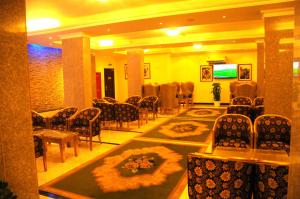 锡卜萨摩沙酒店的一个带桌椅和舞台的会议室