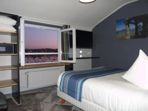 佩罗斯-吉雷克罗驰酒店的一间卧室设有一张床和一个美景窗户。