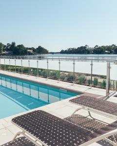 奥瑟戈尔Hôtel & Spa Villa Seren的享有水景的游泳池