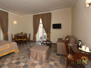 那不勒斯迪莫拉比迪鲁沃住宿加早餐旅馆的酒店客房配有床、沙发和桌子。