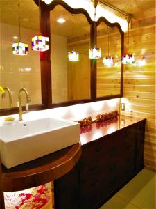 熊本中岛家族旅馆 - 仅限女性的一间带水槽和镜子的浴室