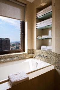 新竹新竹国宾大饭店的带浴缸的浴室和窗户