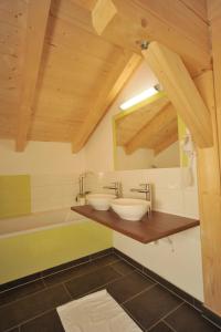拉姆绍达赫斯坦索南加藤公寓式酒店的浴室配有两个盥洗盆和浴缸。